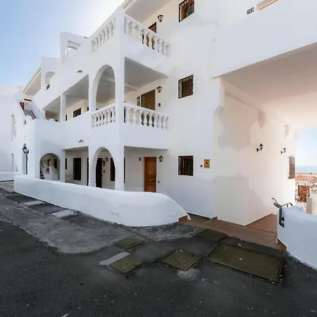 Jasmine Cristianos, Heated Pool Lejlighed