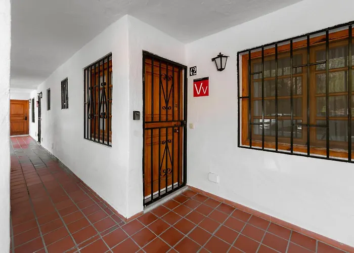 Jasmine Cristianos, Heated Pool * アロナ