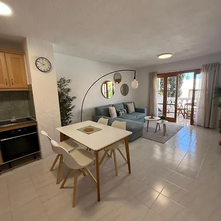 Jasmine Cristianos, Heated Pool * ארונה